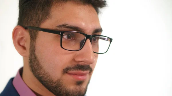 Beyaz arka plan üzerinde iş elbiseli sakallı genç işadamı portresi kapat