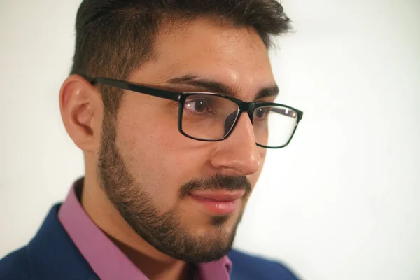 Beyaz arka plan üzerinde iş elbiseli sakallı genç işadamı portresi kapat