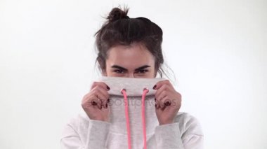 Önce ve sonra genç kız parantez hoodies yaka ile gizleme diş teli ve olmadan mükemmel gülümseme ile görünür