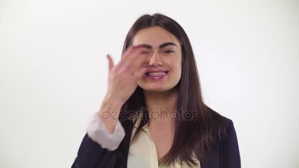 Meisje in bretels jonge brunette verbergt de accolades met haar hand en wordt weergegeven zonder dat het met een glimlach — Stockvideo