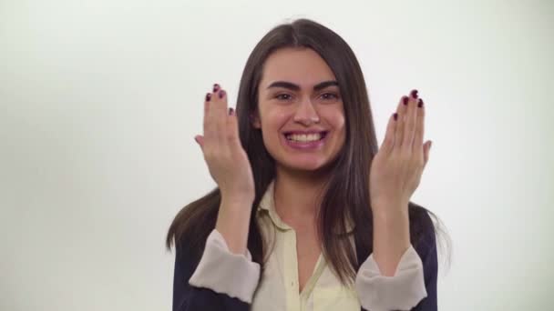 Jonge brunette meisje de glimlach verbergt met haar handen en wordt weergegeven met een leuke happy glimlach — Stockvideo