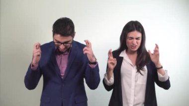 İş ortakları onların parmak çarpı işareti ve aktif olarak başarıyla tamamlanması anlaşma isteyen onların gözleri kapalı