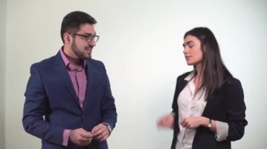 İş arkadaşları atmak bir jeton adam bir sikke bir kız arıyorum konsantreleri deli olsun kazanmak için mutlu