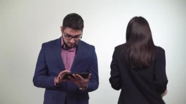 Dans kazanılan kredi kartı içinde bahsi arkadaşından alır sonra tablet ve kız meslektaş ofis adam bakar