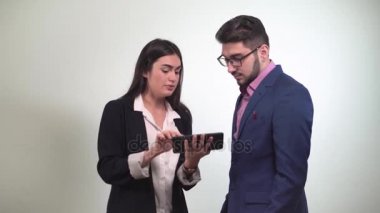 İş ortakları terimleri tartışmak kız bir tablet vasıl seyir anlaşma yararları hakkında adam söylüyor ve onların el sallamak