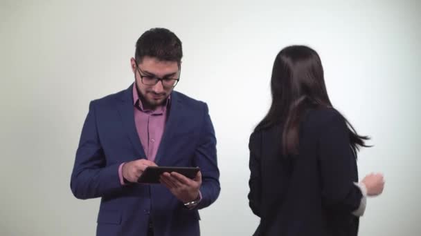 Situación de la oficina entre los socios de negocios un hombre mira la tableta y la chica después de que el baile consigue la llave del coche ganó en la apuesta del colega — Vídeo de stock