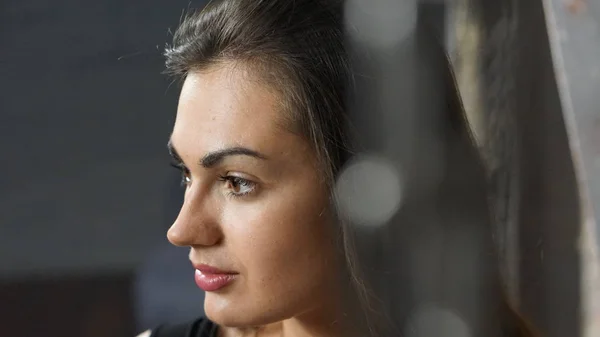 Profilde genç bir beyaz esmer kız portresi