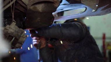 Adam Kaynakçı onarım maskesi olmadan görmek üzere kapalı koymak araba vücut ısıtılan metal kıvılcım