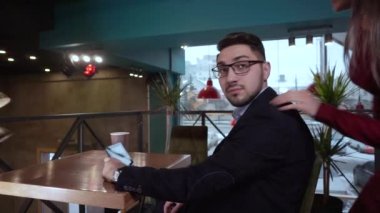 Genç bir kız ve bir adam bir adam tablet baktılar bir kafe kız toplantı