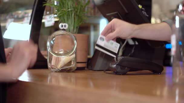 Femme payant avec carte de crédit au magasin — Video