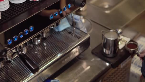 Barista prepara café en una máquina de café y calienta la leche — Vídeo de stock