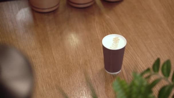 Killen tar beredda kaffe borta från bordet — Stockvideo