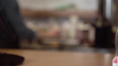 Adam barmen hazır bir milkshake hizmet vermektedir.