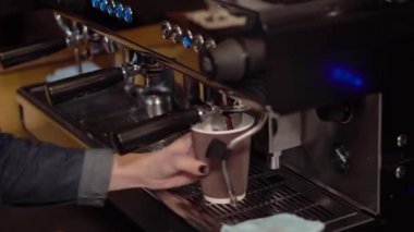 Cafe profesyonel kız barista işçi tarafından kahve hazırlama süreci