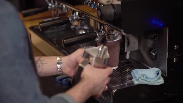 Barista gars avec un tatouage fouetter le lait pour préparer le café — Video