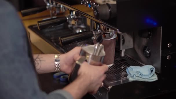 Barista guy with a tattoo whipping milk for preparing coffee — Stock Video