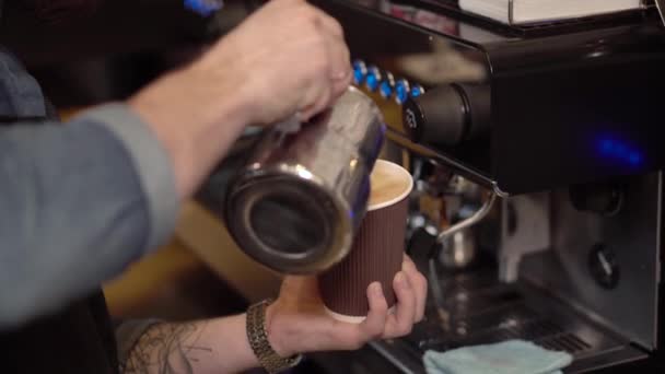 Varón barista hizo café y lo guarda — Vídeos de Stock