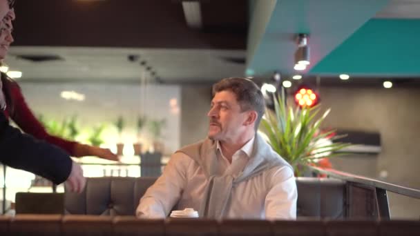 Young girl introduces her boyfriend to her father before marriage in a cafe — Stock Video