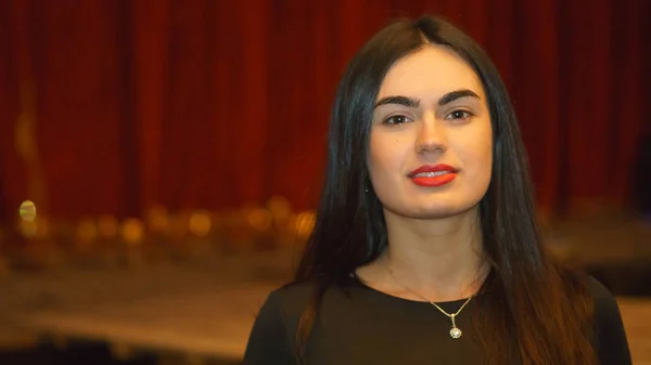 Akşam performansına tiyatroda genç esmer kız portresi