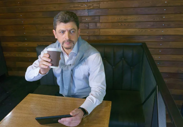 Adam olgun iş ile tablet ve içecekler kahve Cafe