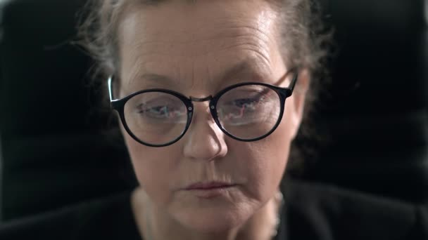 Olgun kadın gözlük Kripto-para grafik yansıtacak — Stok video
