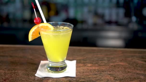 Sarı içecek tezgahta, Sex in the Ocean kokteylinin yakın çekimi — Stok video