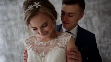 Damat gelin bir çatı katı iç hugs.