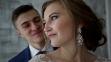 Damat gelin bir çatı katı iç hugs.