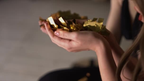 Meisjes waait gouden confetti. Close-up — Stockvideo