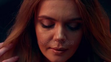 Loş ışıkta kamera kız baktı