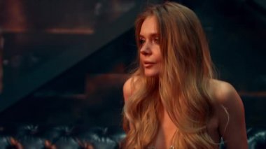 Güzel kız gülümsüyor ve dudağı Loş ışıkta ısırıkları