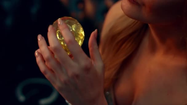 Menina abre uma garrafa de perfume — Vídeo de Stock