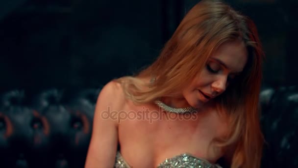 Mooi meisje speelt op de camera in een luxe jurk — Stockvideo