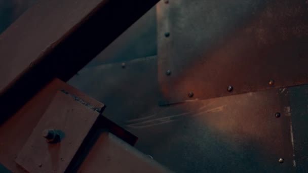 Solide metalen wand in het oranje licht van het interieur van het hok — Stockvideo