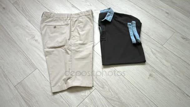 Männer offizielle Outfits einschließlich milchiger Shorts, schwarzes Hemd, Brille und Accessoires. flache Lage, Draufsicht. — Stockvideo