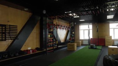 Crossfit koridorda genel planı