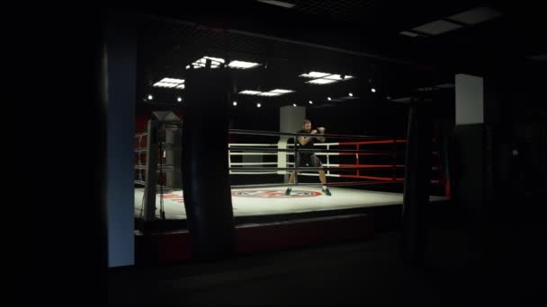 Boxeo de sombras en el ring. El plan a largo plazo — Vídeo de stock