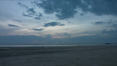 Deniz kıyısı üzerinde kırmızı günbatımı