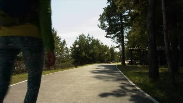 Eine junge Familie geht auf einem Fußweg in den Wald — Stockvideo