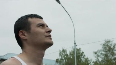Adam gökyüzüne görünüyor