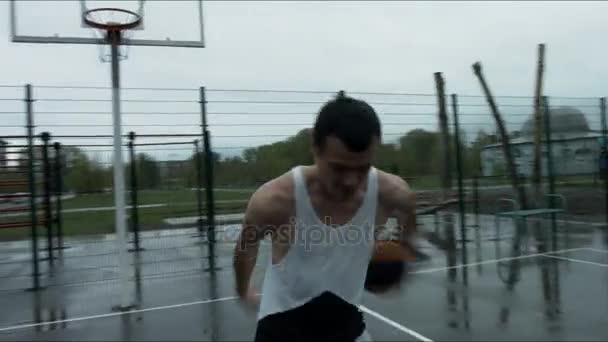Freestyle bola de basquete na rua Playground — Vídeo de Stock