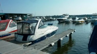 Yat Kulübü sahilde güneşin