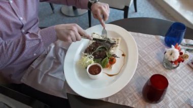 restoranda Şef bir yemek dışarı çalışır