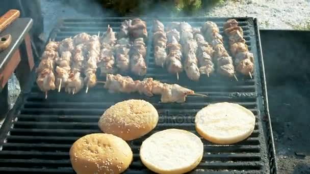 Carne frita em uma grelha — Vídeo de Stock