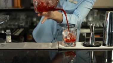 Barmen bir kokteyl lüks bar iç hazırlanıyor. yakın çekim