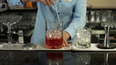 Barmen bir kokteyl lüks bar iç hazırlanıyor. yakın çekim