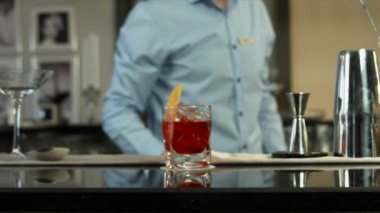Barmen bir kokteyl lüks bar iç hazırlanıyor. yakın çekim