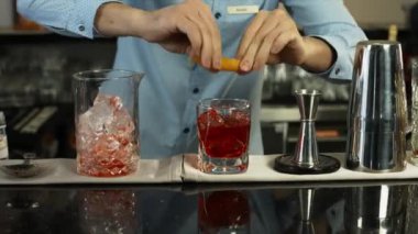 Barmen bir kokteyl lüks bar iç hazırlanıyor. yakın çekim