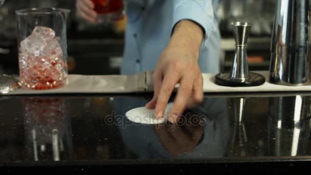 酒吧招待员准备在豪华酒吧室内的鸡尾酒。特写 — 图库视频影像