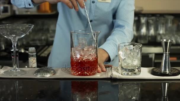 Бармен готовит коктейль в роскошном интерьере бара. макро — стоковое видео